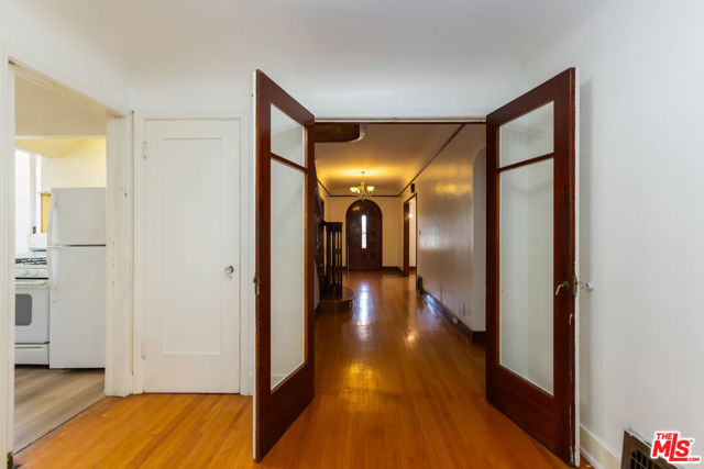 955 S Highland Avenue, Los Angeles CA: https://media.crmls.org/mediaz/f81b5745-cfda-4693-b78b-be9b87f18c9d.jpg