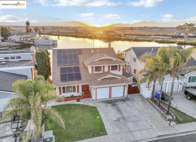 4930 Discovery Pt, Discovery Bay CA: https://media.crmls.org/mediaz/f81d90f2-5aee-4472-850d-58ea278066a8.jpg