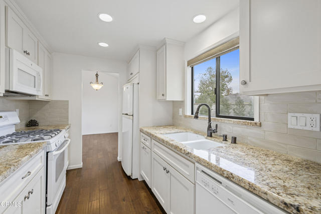 27722 Buckskin Drive, Castaic CA: https://media.crmls.org/mediaz/f81d9da1-914f-456e-bc32-785fbaf1eab2.jpg