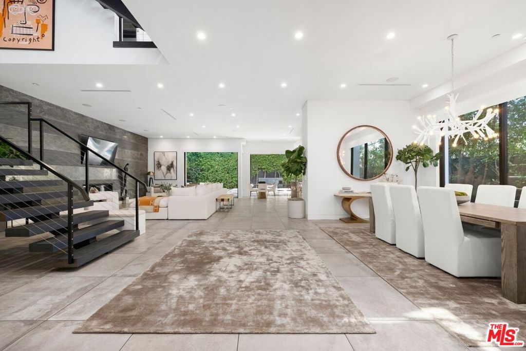 839 N Gardner Street — Modern