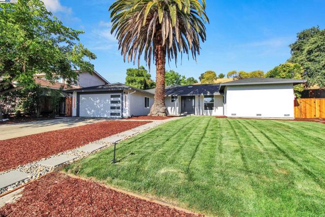 3613 perada dr, Walnut Creek CA: https://media.crmls.org/mediaz/f8202748-1ff5-48d4-bf9f-660b4056bdd3.jpg