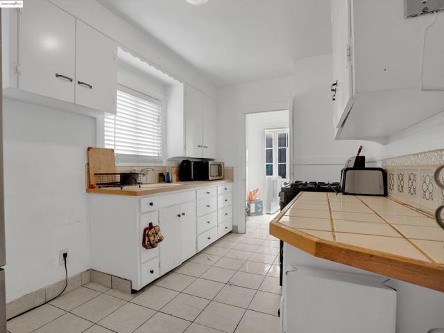 8127 Hillside St, Oakland CA: https://media.crmls.org/mediaz/f8210391-adb6-4ac3-b90b-1fb31b3af477.jpg