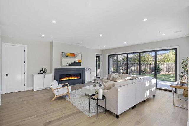 1303 American Way, Menlo Park CA: https://media.crmls.org/mediaz/f8219345-0ee9-4fba-acb7-4b98b22aee20.jpg