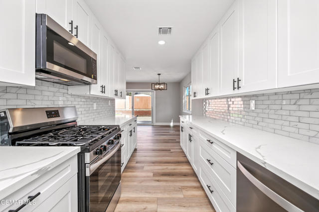 1088 Durkin Street, Camarillo CA: https://media.crmls.org/mediaz/f821db57-29d1-4a36-8e52-2137f3efd144.jpg