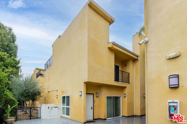 5521 Kester Avenue, Sherman Oaks CA: https://media.crmls.org/mediaz/f8238e1e-8024-489f-b222-5b58c03520c0.jpg