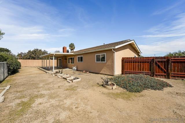 152 Leoma Ln, Chula Vista CA: https://media.crmls.org/mediaz/f8242063-70f2-4bc2-8fd4-19525560dabf.jpg