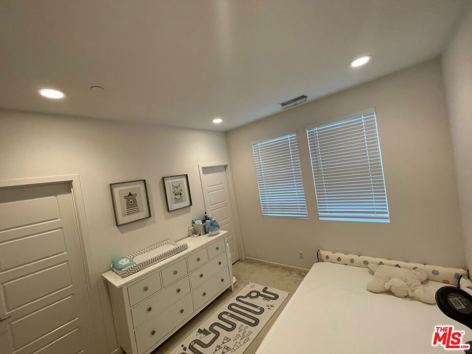 https://media.crmls.org/mediaz/f824b048-a31b-4ff3-a669-144f4c8b2ac0.jpg?preset=X-Large