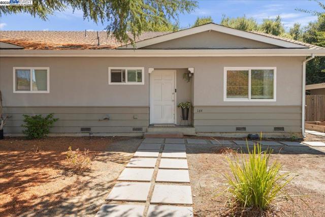 164 Gilbert Ct, Martinez CA: https://media.crmls.org/mediaz/f825673d-66ff-4f7d-80eb-731db1a27f37.jpg