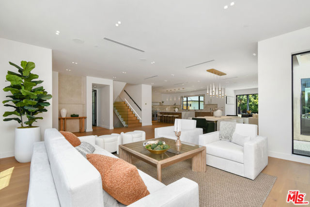 112 S Valley Street, Toluca Lake CA: https://media.crmls.org/mediaz/f8266990-54ce-48cf-9607-9d32a6c595a0.jpg