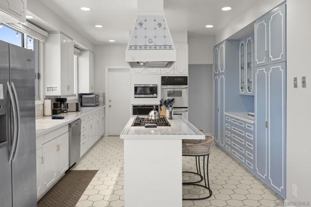 8390 Prestwick Dr, La Jolla CA: https://media.crmls.org/mediaz/f82818cc-ec78-44d3-b1af-91593c06a4b7.jpg