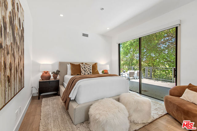 15941 Skytop Road, Encino CA: https://media.crmls.org/mediaz/f82868d7-8a9f-48bb-99be-0d0acf9b1f0d.jpg