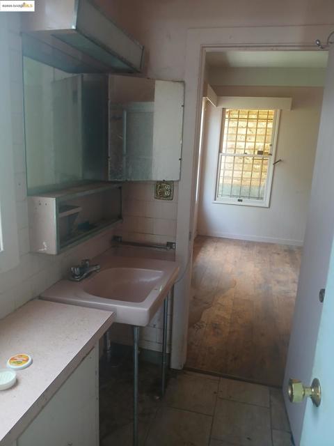 4075 Mera St, Oakland CA: https://media.crmls.org/mediaz/f829881f-003b-4727-9a41-32941aa22c8b.jpg
