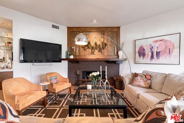 1405 Washington Avenue, Santa Monica CA: https://media.crmls.org/mediaz/f82a5650-d3c1-4603-94e6-b2b347a67275.jpg