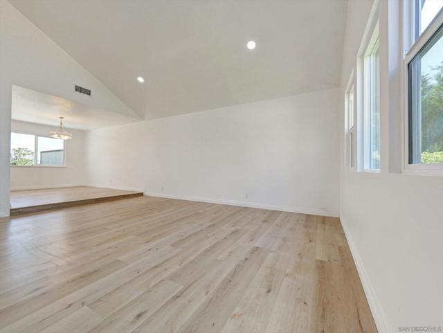 995 Bluecrest St, Corona CA: https://media.crmls.org/mediaz/f82b3821-874e-48ae-81ec-84dd9e2e7e80.jpg