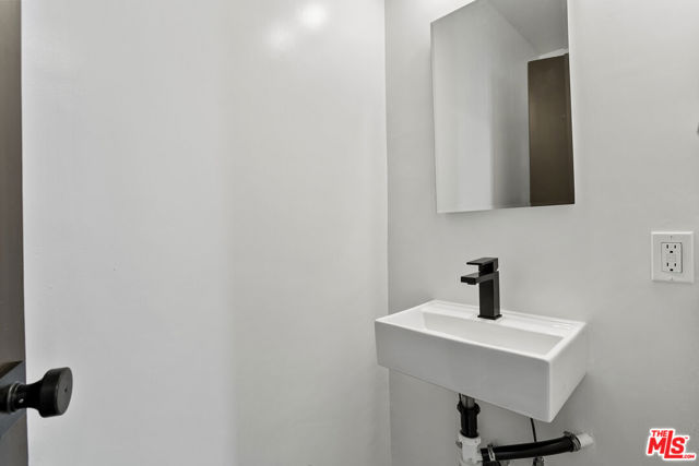 4444 Don Felipe Drive, Los Angeles CA: https://media.crmls.org/mediaz/f82cf5f3-dac8-4120-b2df-a980ef7aa399.jpg