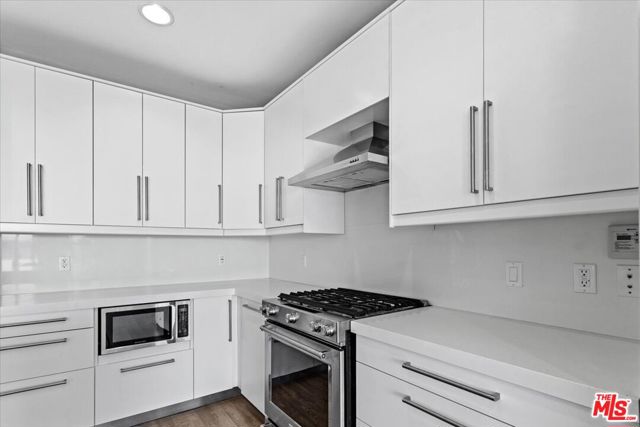 6955 Trolleyway, Playa del Rey CA: https://media.crmls.org/mediaz/f82ea28d-bd1e-4783-835a-91a6875b28f8.jpg