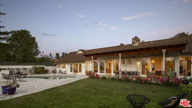 16303 Mandalay Drive, Encino CA: https://media.crmls.org/mediaz/f8312eb8-9c2a-4e15-af42-2b0c55ba6513.jpg