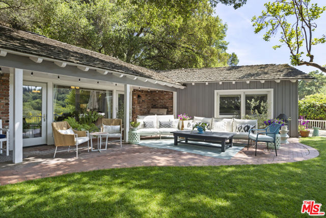 15601 Woodfield Place, Sherman Oaks CA: https://media.crmls.org/mediaz/f8321188-1ee2-45c5-b169-825ca7e4164e.jpg