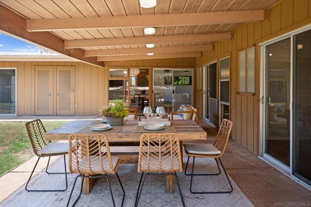 1201 Via Barranca, La Jolla CA: https://media.crmls.org/mediaz/f8333876-78ff-48b6-8e5e-df1720332f03.jpg
