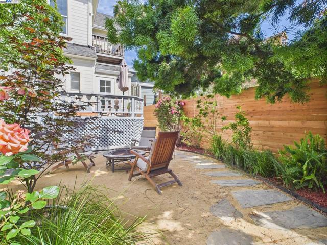 1709 Myrtle St, Oakland CA: https://media.crmls.org/mediaz/f833778a-cf62-44bf-91ff-f33d22bdf7c6.jpg