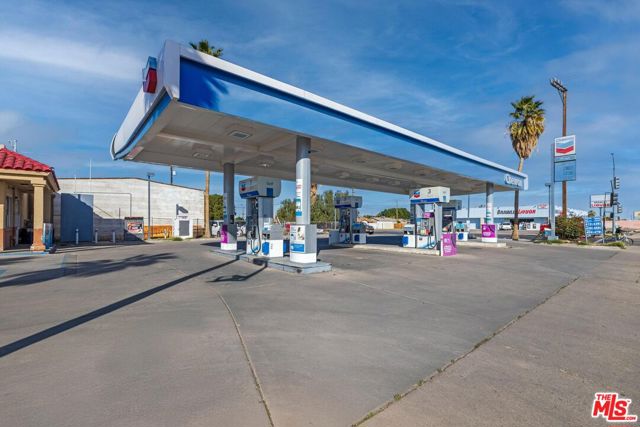 Image 10 of 18 For 977 Main Street