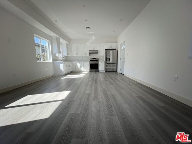 8640 1/2 Baring Cross Street, Los Angeles CA: https://media.crmls.org/mediaz/f834f227-66b9-43c7-999a-6327110393e8.jpg