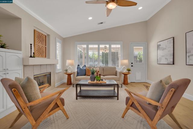 380 Claremont Dr, Brentwood CA: https://media.crmls.org/mediaz/f8359e49-c696-414c-ab22-3a4bac988a64.jpg