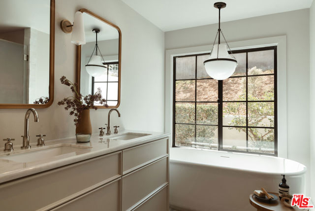 10 Village Circle, Manhattan Beach, California 90266, 3 Bedrooms Bedrooms, ,2 BathroomsBathrooms,Residential,For Sale,Village,25585917