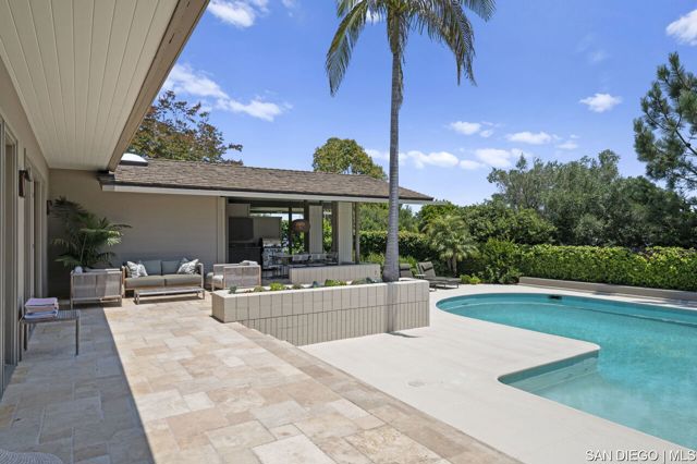 5931 Citadel CIR, La Jolla CA: https://media.crmls.org/mediaz/f8371885-6c7d-49c3-a3ee-fba017fdd3b1.jpg