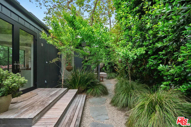 431 W Rustic Road, Santa Monica CA: https://media.crmls.org/mediaz/f83a0280-a900-460e-b83b-133f30972aa7.jpg