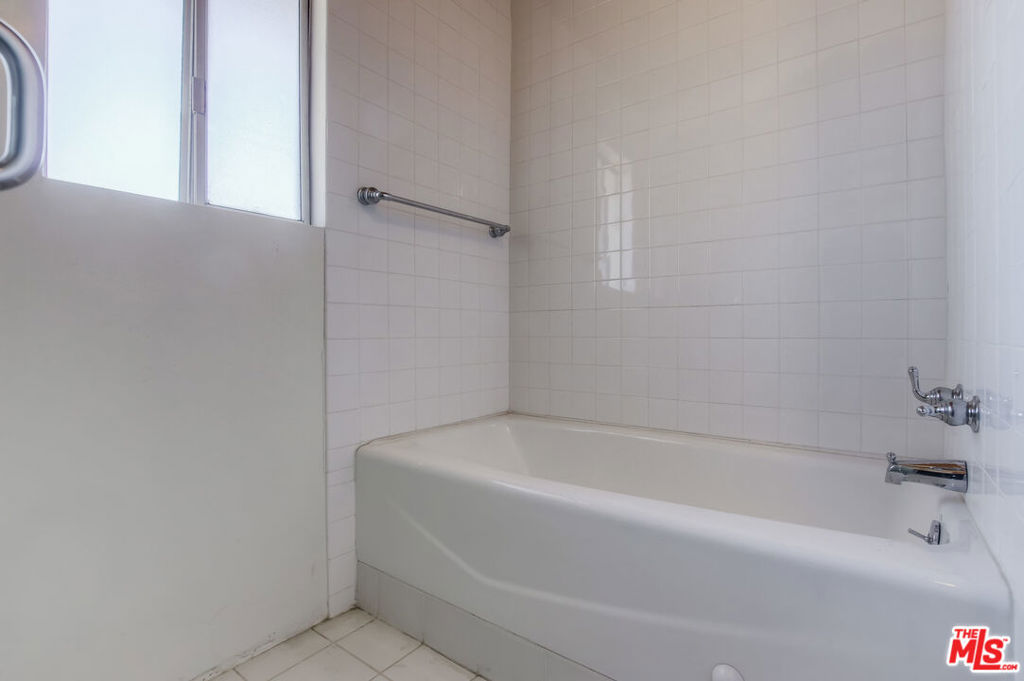 https://media.crmls.org/mediaz/f83a451a-d122-44dc-b8f4-e4b55d6eba8b.jpg?preset=X-Large
