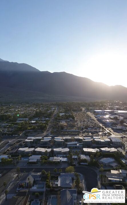 372 E Molino Road, Palm Springs CA: https://media.crmls.org/mediaz/f83b4959-c889-4a53-b0a0-1f0ea850a588.jpg