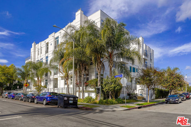 401 N Serrano Avenue, Los Angeles CA: https://media.crmls.org/mediaz/f83cdd17-55a0-43ac-8352-318d7a365098.jpg