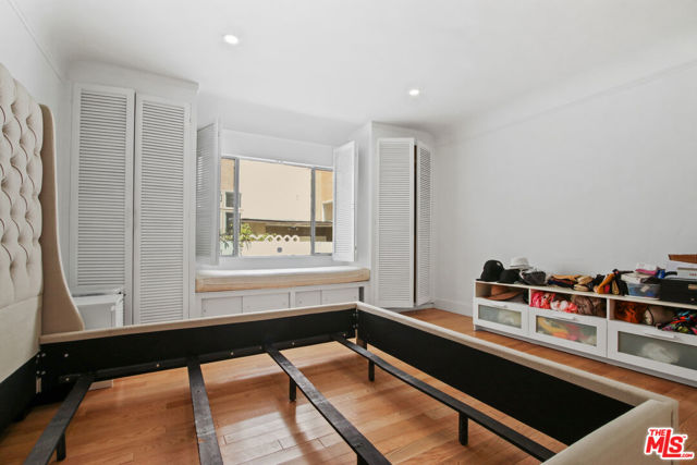 352 S Wetherly Drive, Beverly Hills CA: https://media.crmls.org/mediaz/f83d7711-c1b8-48b0-a7b9-5be0bafbb402.jpg
