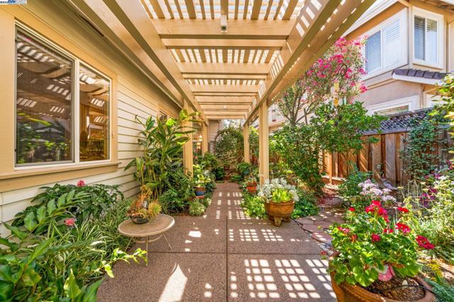 444 Cabonia Ct, Pleasanton CA: https://media.crmls.org/mediaz/f83ee55e-1538-48dc-aa22-dbe47b1ca47d.jpg