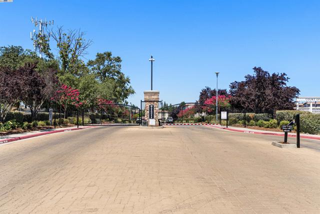 6505 Brando Loop, Fair Oaks CA: https://media.crmls.org/mediaz/f83f1a62-c018-419e-a6d2-aaba4403aff6.jpg