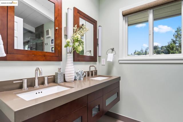 6533 Chelton DR, Oakland CA: https://media.crmls.org/mediaz/f83f6ebe-beb9-4107-8fc4-4abe48abe22c.jpg