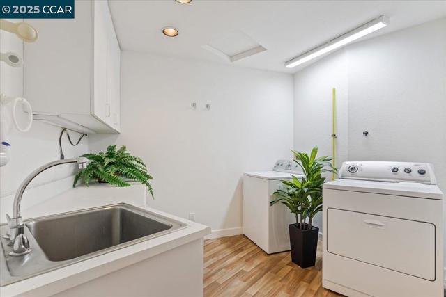 2323 Grosvenor Heights Ct, Livermore CA: https://media.crmls.org/mediaz/f84071fa-2e23-4ae1-acee-7937bc9d5b9a.jpg