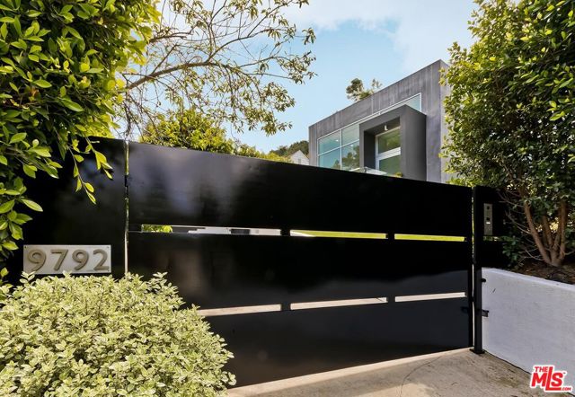 9792 Oak Pass Road, Beverly Hills CA: https://media.crmls.org/mediaz/f84199e2-64a4-44f0-9765-493f1b258e70.jpg