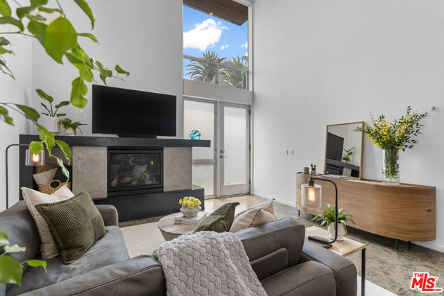 333 S Wilton Place, Los Angeles CA: https://media.crmls.org/mediaz/f841a91e-cbe6-478c-939c-96ae9d999f94.jpg