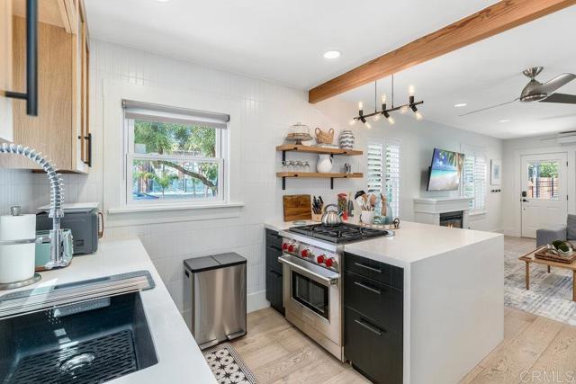 818 7th Street, Coronado CA: https://media.crmls.org/mediaz/f841d6f3-93ac-4ad4-8e4c-86cacaecdd49.jpg
