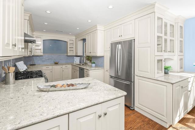 3733 La Cresta Dr, San Diego CA: https://media.crmls.org/mediaz/f84310e5-b4c0-4952-81e3-fda4e4ac2141.jpg