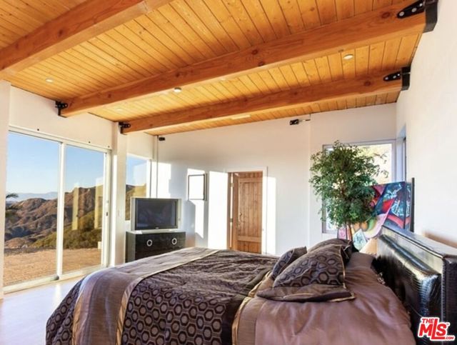 11077 Pacific View Drive, Malibu CA: https://media.crmls.org/mediaz/f8435031-7406-4594-a2a9-1eacf4806b25.jpg