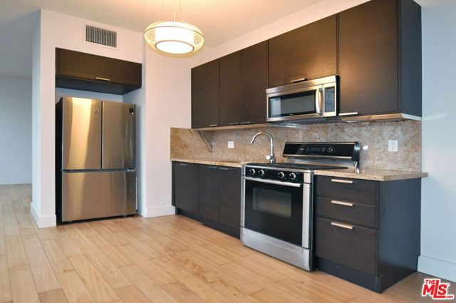 460 S Spring Street, Los Angeles CA: https://media.crmls.org/mediaz/f843a526-9cf7-4454-a347-814f7e12f08c.jpg