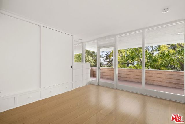 605 Hanley Way, Los Angeles CA: https://media.crmls.org/mediaz/f843ac11-0441-4d43-b2f3-d6d26723fb03.jpg