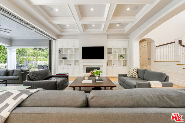 4439 Petit Avenue photo 3