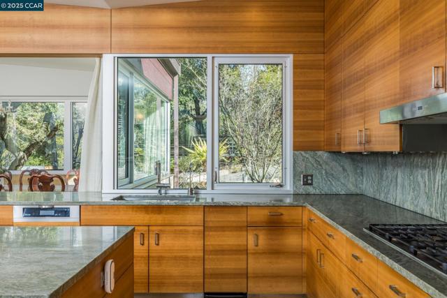 2 Crane Ct, Orinda CA: https://media.crmls.org/mediaz/f84431a8-033c-495f-81c9-00b1694bd477.jpg