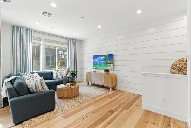 1937 Grand Street, Alameda CA: https://media.crmls.org/mediaz/f8444bc4-76ee-497c-b4ab-30f8d33684bc.jpg