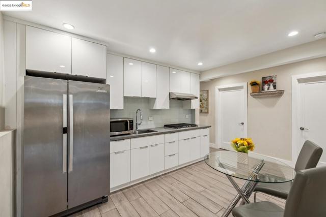 1537 Revere AVE, San Francisco CA: https://media.crmls.org/mediaz/f8445496-5abd-4877-b4b7-8992655ea44f.jpg