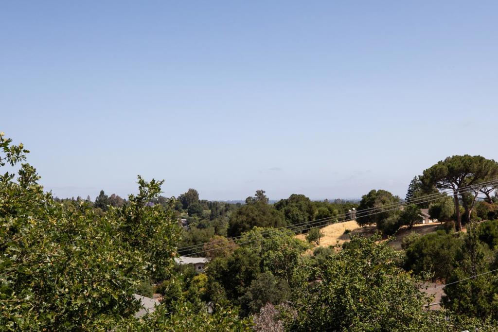 https://media.crmls.org/mediaz/f8454602-492f-4481-afed-6bdd5fc9b634.jpg?preset=X-Large